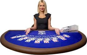 Studio Sic Bo live-dealer dengan tiga dadu dan dealer di mpo787